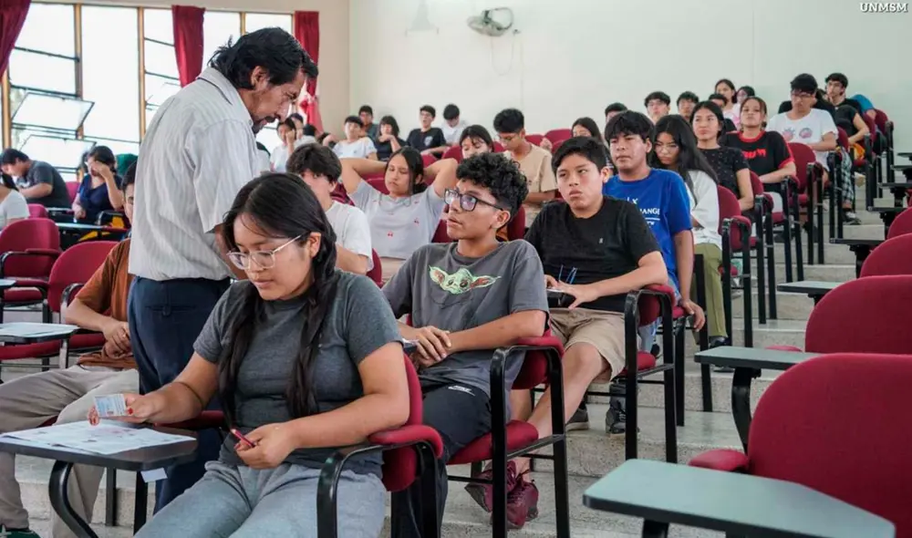 Cientos de estudiantes compiten para obtener una vacante en la UNMSM. Foto: Andina
