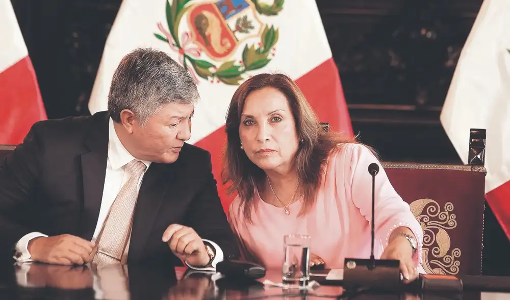 Abogado. Mateo Castañeda y Dina Boluarte el día que quiso explicar sobre las joyas de la presidenta. Foto: John Reyes