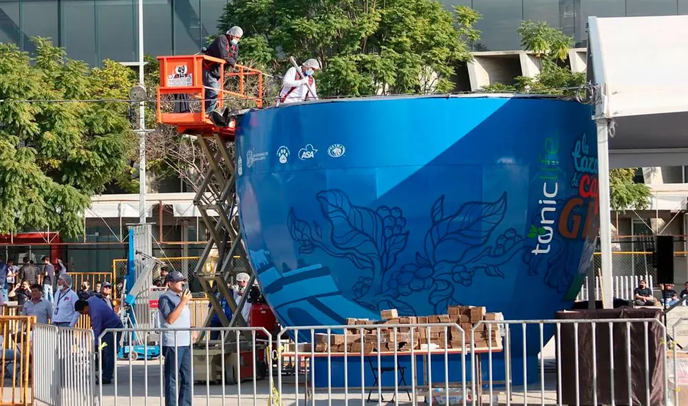 México batió el récord que ostentaba Colombia de la taza de café más grande del mundo, con la creación de una taza de café gigante de 26.939.220 litros. Foto: El Sol de León México batió el récord que ostentaba Colombia de la taza de café más grande del mundo, con la creación de una taza de café gigante de 26.939.220 litros. Foto: El Sol de León