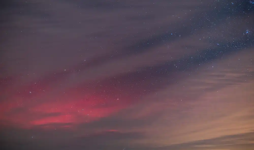 El fenómeno de la aurora austral se visualiza de mejor forma en países como Argentina, Chile y Uruguay. Foto: Fefo Bouvier / X