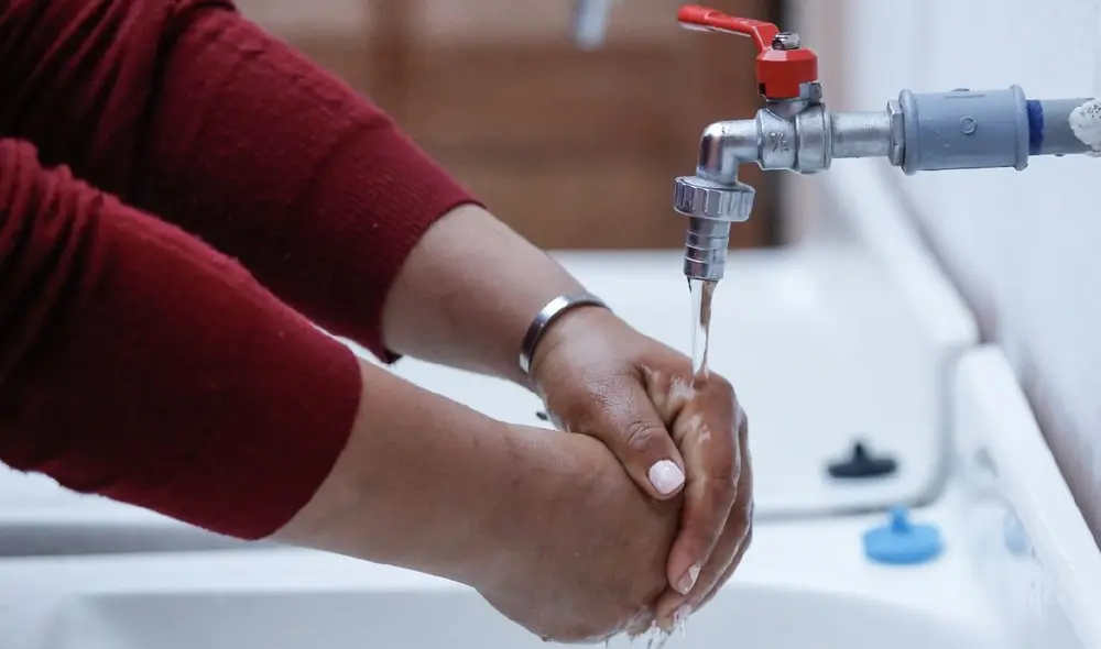 El corte del servicio de agua se llevará a cabo por trabajos de retiro de planchas metálicas, mantenimiento y otros, según Sedapar. Foto: Andina El corte del servicio de agua se llevará a cabo por trabajos de retiro de planchas metálicas, mantenimiento y otros, según Sedapar. Foto: Andina