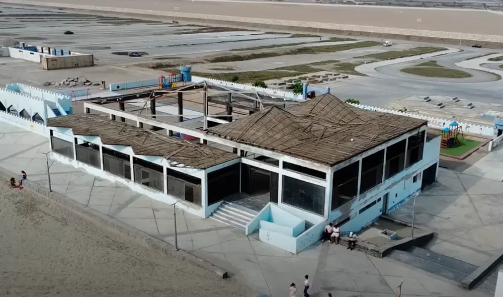 La edificación se ubica solo a unos metros de la playa Costa Azul. Foto: Captura Julito TV.