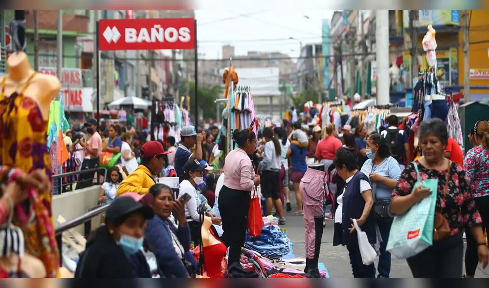 Cerca de 5 de cada 10 peruanos labora en un ambiente precario, según INEI. Foto: Andina