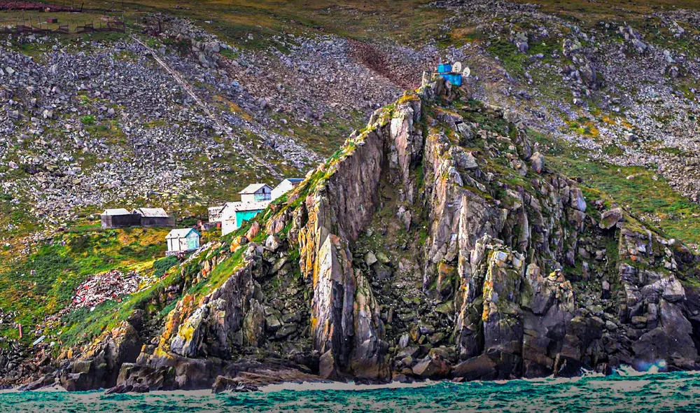 La isla Diomedes cuenta con pocos habitantes y la parte rusa es la que ya tiene ningún ser existente. Foto: La Vanguardia La isla Diomedes cuenta con pocos habitantes y la parte rusa es la que ya tiene ningún ser existente. Foto: La Vanguardia