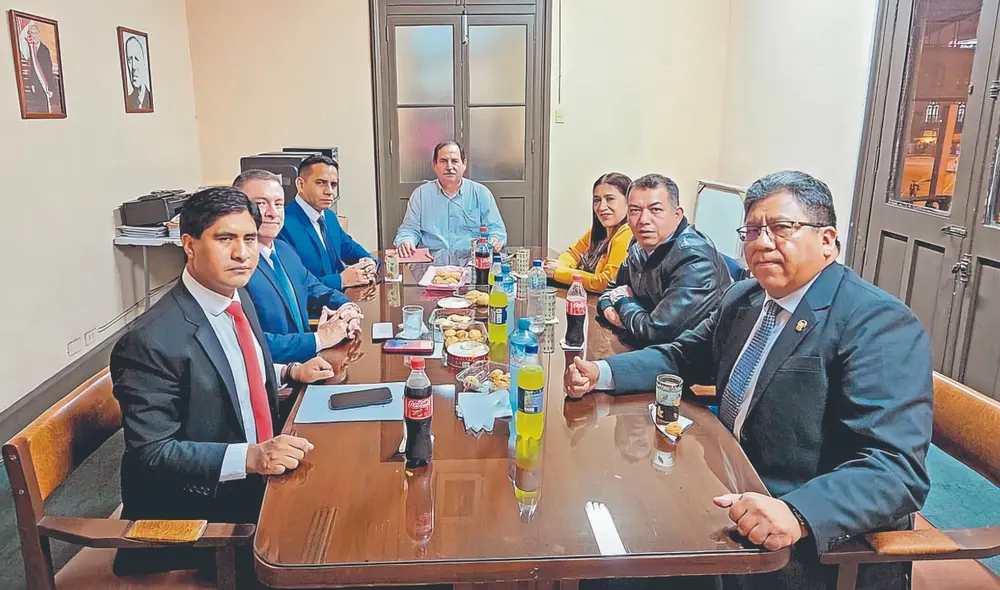 Esta semana. Secretario general, Juan Abad, y congresistas Elvis Vergara, Marleny Portero, Luis Aragón, Darwin Espinoza, Wilson Soto y Jorge Flores reunidos. Foto: difusión
