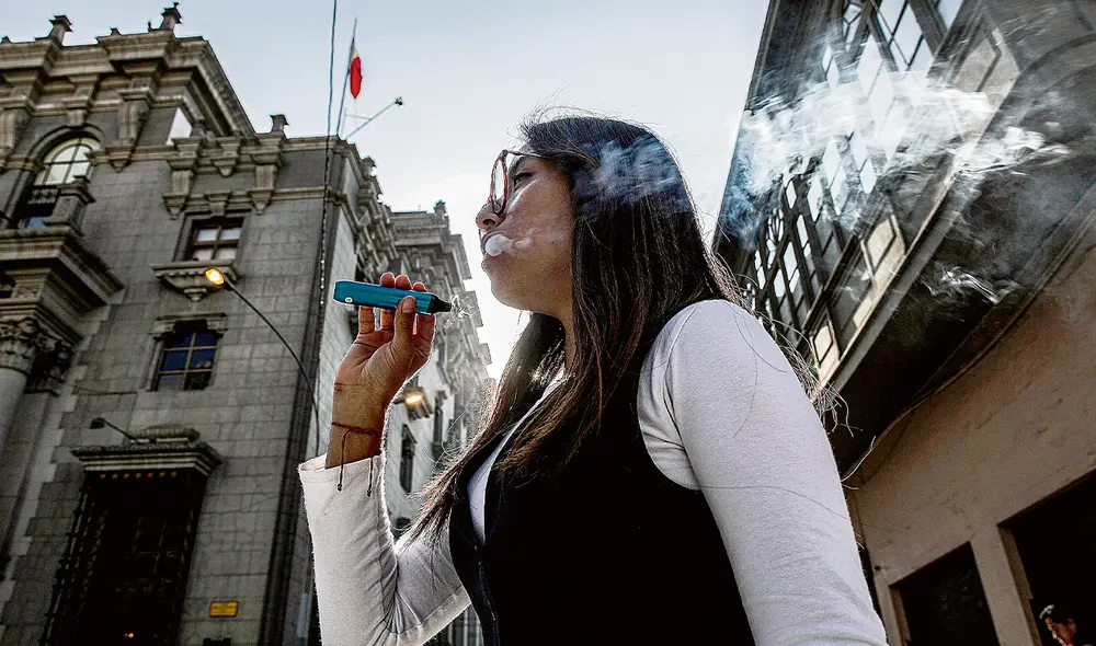 Mucho cuidado. Parece humo inofensivo, incluso tiene aroma, pero los expertos advierten que muchos cigarrillos electrónicos emplean nicotina y otras sustancias adictivas y nocivas. Foto: John Reyes / La República Mucho cuidado. Parece humo inofensivo, incluso tiene aroma, pero los expertos advierten que muchos cigarrillos electrónicos emplean nicotina y otras sustancias adictivas y nocivas. Foto: John Reyes / La República