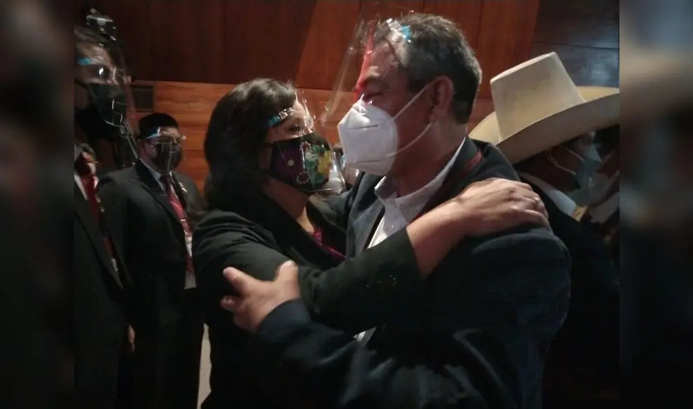 Dina Boluarte y Víctor Torres Merino en el 2021 al celebrar triunfo electoral.