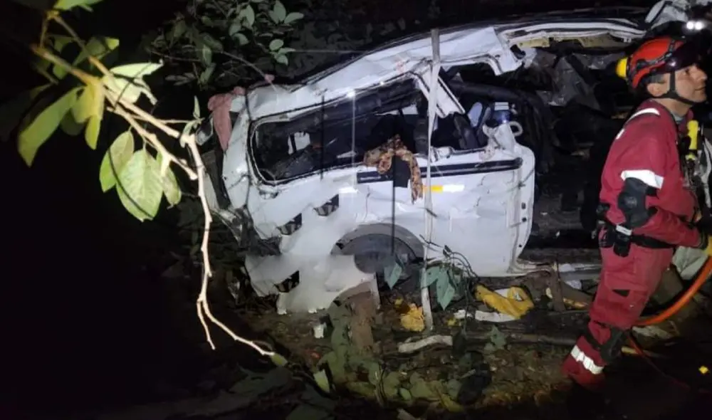 Restos del miniván que se volcó en Áncash con 9 pasajeros. Foto: BGN Noticias.