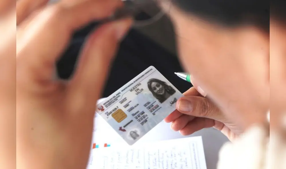 Reniec destaca las ventajas del DNI electrónico, resaltando su tecnología infalsificable y NFC que agiliza trámites administrativos. Foto: Andina Reniec destaca las ventajas del DNI electrónico, resaltando su tecnología infalsificable y NFC que agiliza trámites administrativos. Foto: Andina