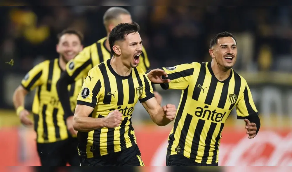 Peñarol ganó el Torneo Apertura en la fecha previa a este partido contra Progreso. Foto: AFP