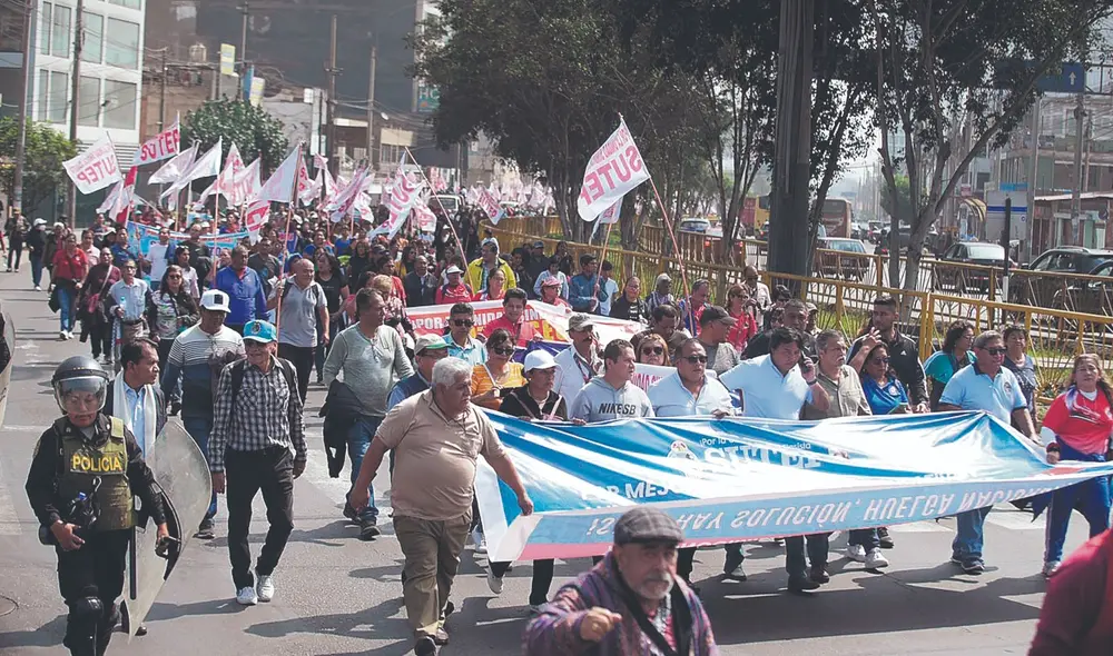 Medida de fuerza. Si bien en Lima el paro no fue fuerte, sí lo fue en regiones. Cuidado. Foto: John Reyes