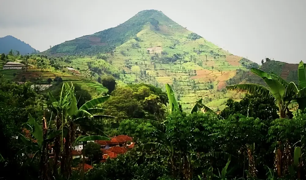 La pirámide se construyó encima de un volcán inactivo en Java Occidental. Foto: kompasiana.com La pirámide se construyó encima de un volcán inactivo en Java Occidental. Foto: kompasiana.com