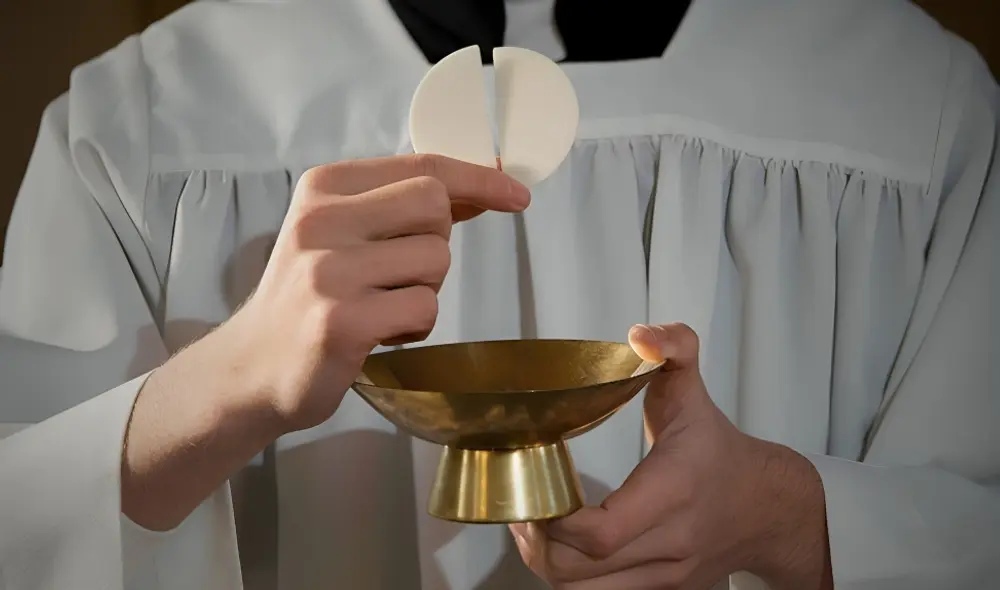 Según el sacerdote, el acto fue una defensa contra la profanación de la Eucaristía. Foto: Freepik/ref.. Video: Univision Orlando Según el sacerdote, el acto fue una defensa contra la profanación de la Eucaristía. Foto: Freepik/ref.. Video: Univision Orlando