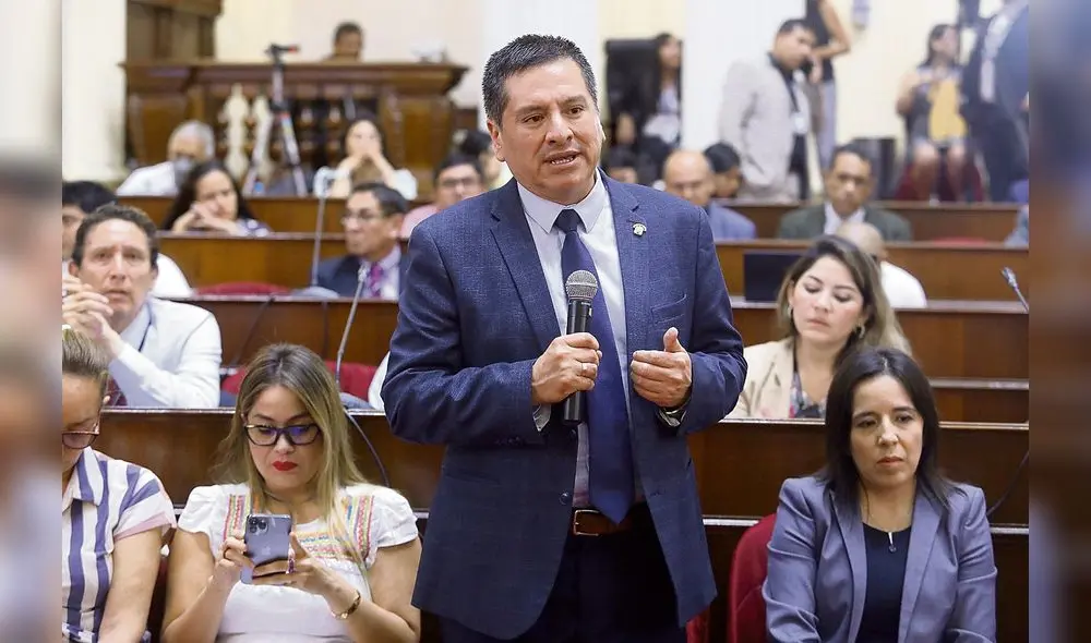 ¿A qué viajó a españa? El congresista de AP Luis Aragón no respondió por qué salió del país antes de su semana de representación.