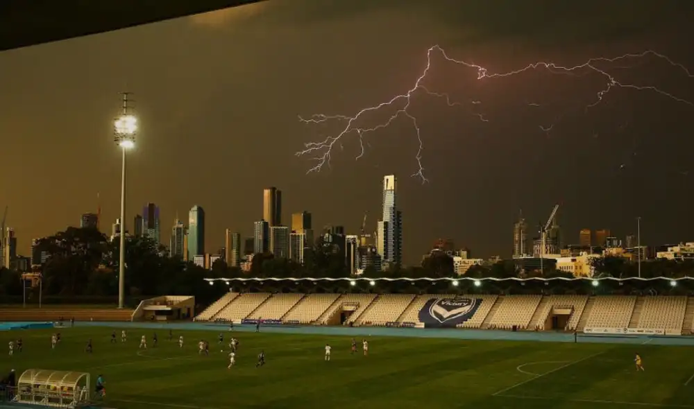 La Prefectura también precisó que en el campo de fútbol había 29 personas cuando ocurrió el suceso. Foto: composición LR/Freepik/Ref.