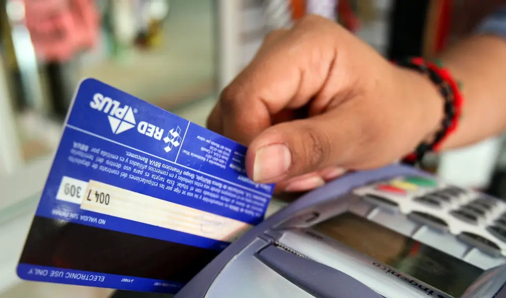 Se recomienda utilizar dinero o aplicativos como Yape para no pagar la comisión de 5% por utilizar tarjetas de crédito. Foto: Compara Bien