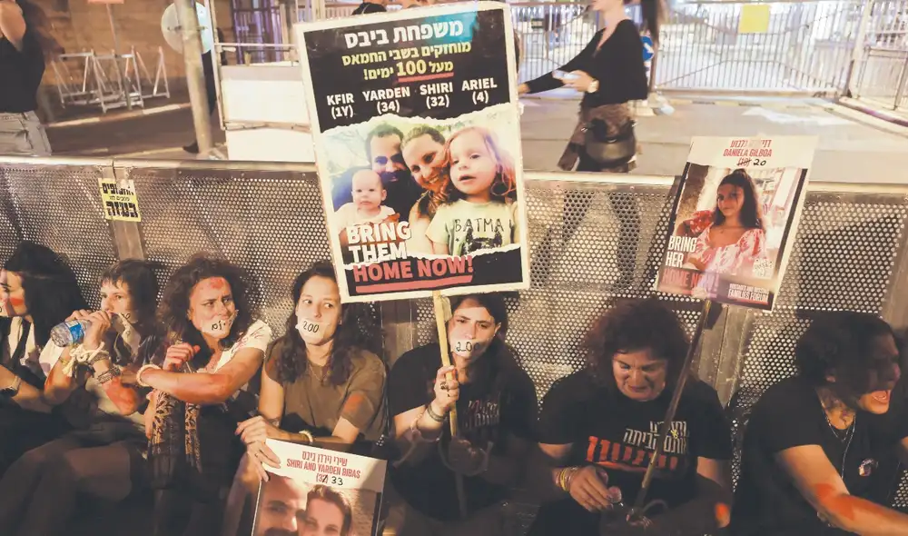 A la espera. Familia Bibas. Aún hay retenidos por islamistas. Foto: AFP A la espera. Familia Bibas. Aún hay retenidos por islamistas. Foto: AFP