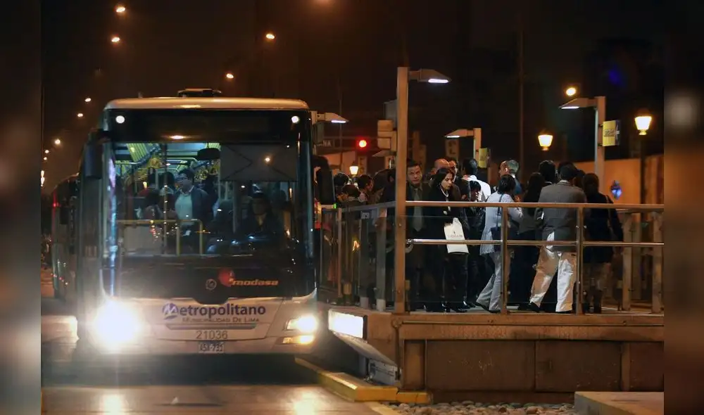 Usuarios reportan demora en sistema del Metropolitano. Foto: Andina