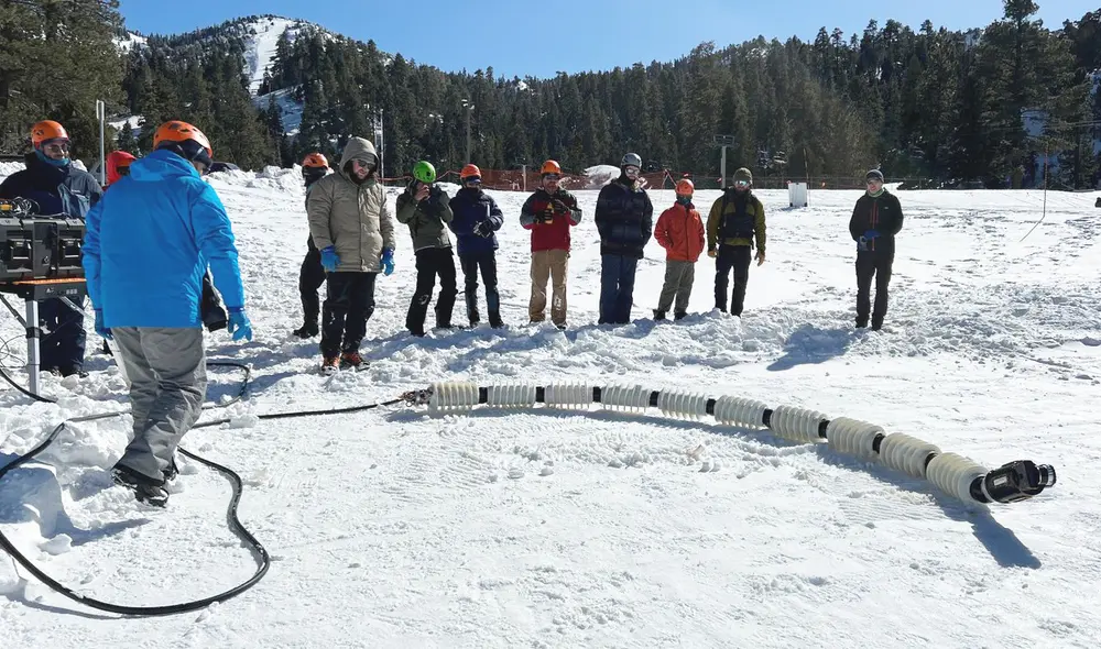 Científicos probando el movimiento del robot serpiente de la NASA. Foto: NASA/JPL
