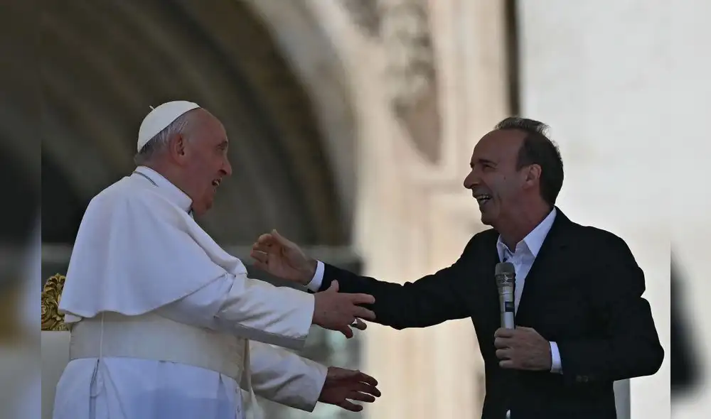 Roberto Benigni acaparó la atención durante la misa de clausura de la primera Jornada Mundial de los Niños. Foto: Filipo Monteforte / AFP