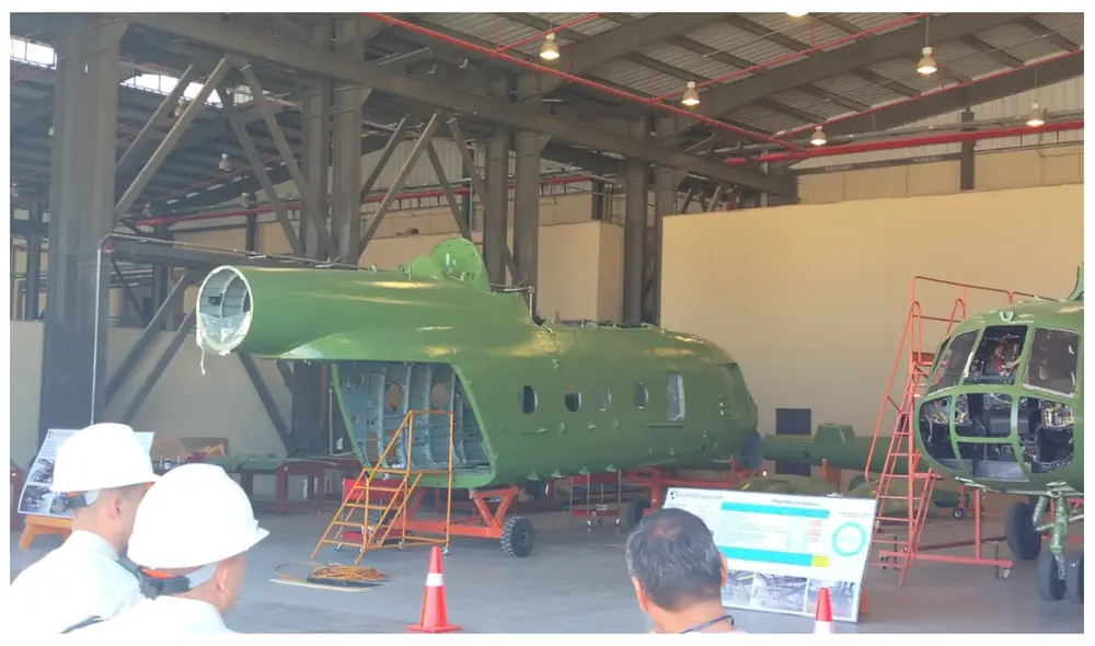 Uno de los helicópteros en proceso de reparación en Centro de Mantenimiento del Ejército (CEMAE). Uno de los helicópteros en proceso de reparación en Centro de Mantenimiento del Ejército (CEMAE).