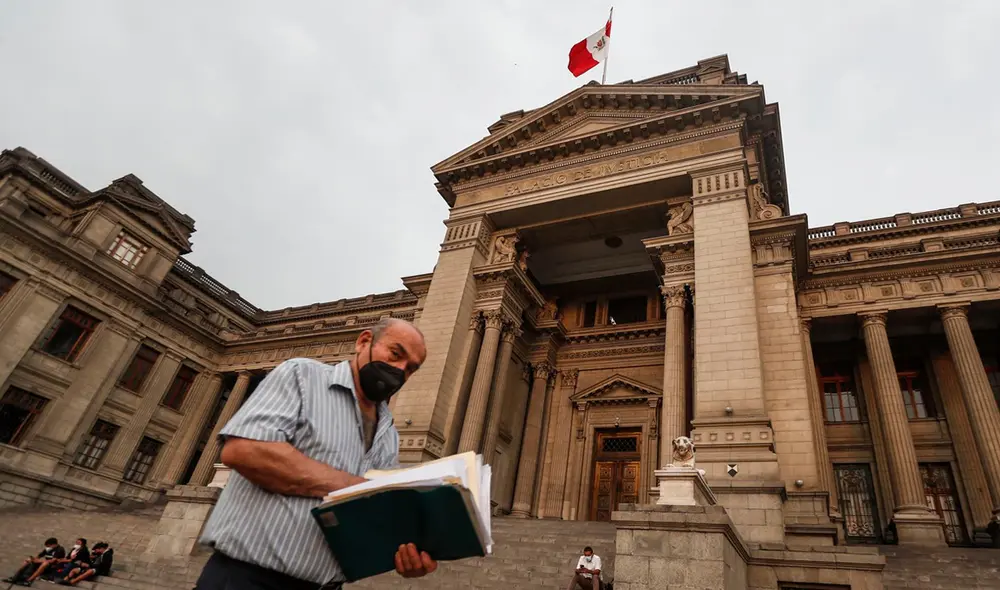 Tanto bachilleres como titulados pueden postular a la nueva convocatoria de trabajo. Foto: Andina