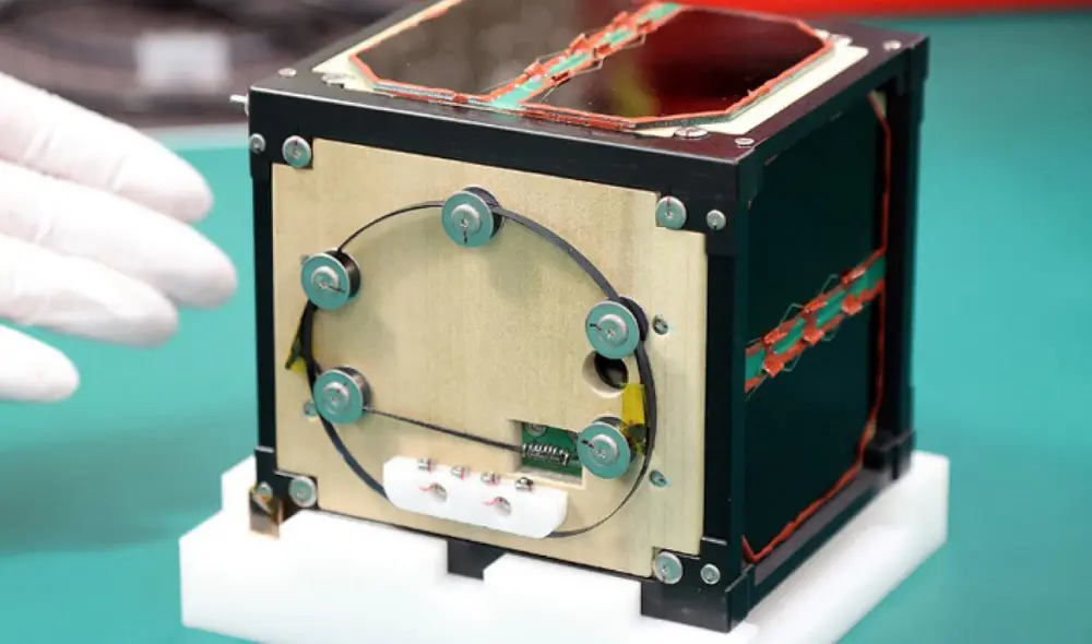 El satélite ha sido construida con una técnica japonesa ancestral. Foto: Kyodo