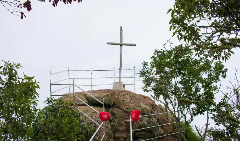 Desde el mirador Piedra Capira se pueden observar el valle del río Magdalena y los nevados del Ruiz, Santa Isabel y Tolima. Foto: Gobernación de Cundinamarca