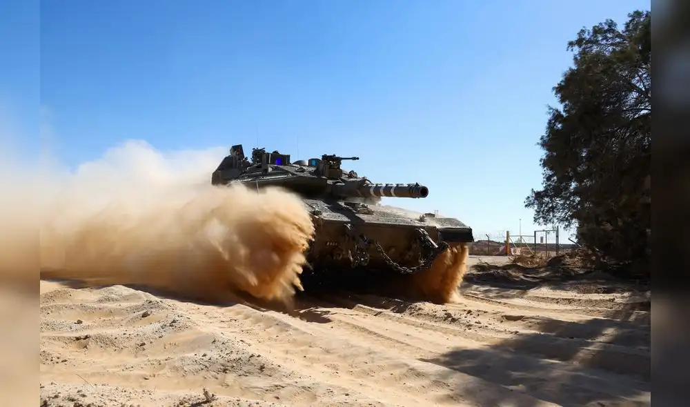 Tanque del ejército israelí operando cerca de la frontera con la Franja de Gaza el 30 de mayo de 2024. Foto: Jack Guez / AFP