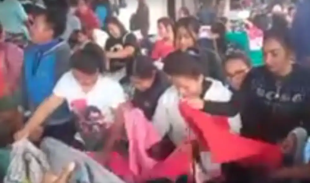 Las personas hacen largas filas para comprar ropa de abrigo en Iquitos. Foto: difusión