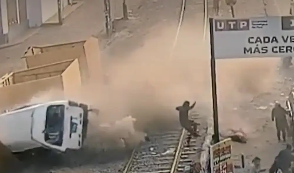 Transeúnte logra escapar del vehículo fuera de control. Foto: Foto captura América tv