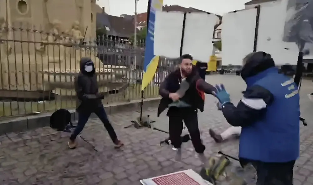 El ataque del hombre en Alemania quedó registrado en un video que se viralizó en las redes sociales. Foto: @visegrad24/X/captura. Video: @visegrad24 El ataque del hombre en Alemania quedó registrado en un video que se viralizó en las redes sociales. Foto: @visegrad24/X/captura. Video: @visegrad24