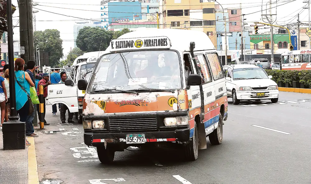 No avanzan. La ampliación del permiso a las combis con casi 30 años ha generado críticas. Foto: difusión