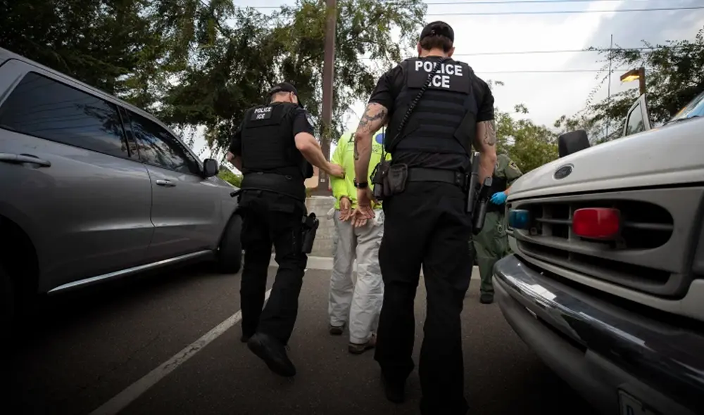 La pérdida de la residencia permanente también puede conllevar la deportación de Estados Unidos. Foto: Telemundo