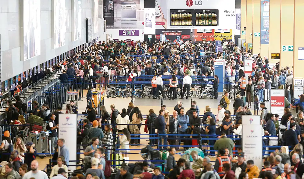 Miles de pasajeros varados o desviados hacia otros terminales provocó el cortocircuito que dejó sin iluminación a la pista de aterrizaje del aeropuerto. Foto: Félix Contreras / La República