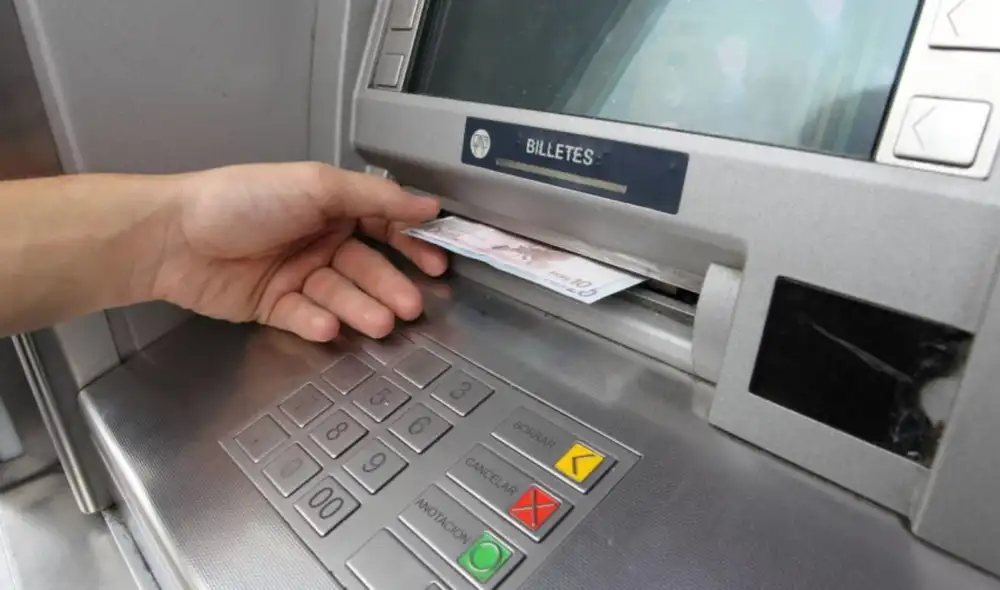 Siempre revisa bien todos los billetes que recibas para comprobar su autenticidad. Foto: Actualidad Gubernamental
