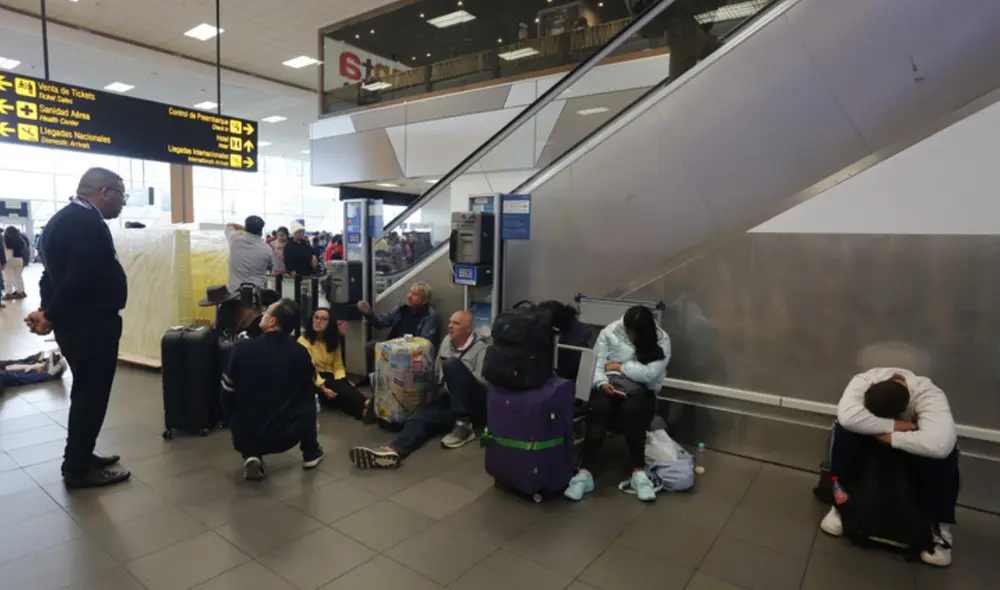 Aerolíneas cancelan vuelos y dejan varados a miles de pasajeros. Foto: Carlos Félix/La República