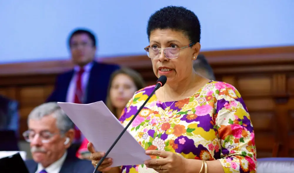 Martha Moyano preside la Comisión de Constitución. Foto: Congreso