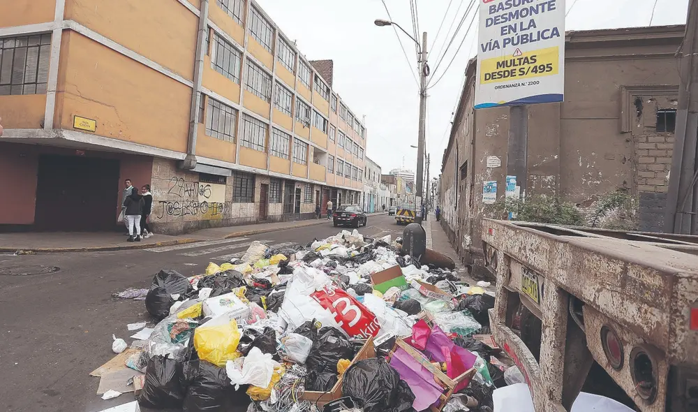 Montículos. La basura se sigue acumulando en varias zonas de Lima. Solo se han maquillado algunas avenidas de la ciudad. Foto: difusión