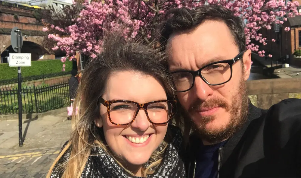 La pareja se mostraba emocionada por la llegada de su primera hija. Sin embargo, una fatal paro cardiaco trunco sus planes. Foto: BBC