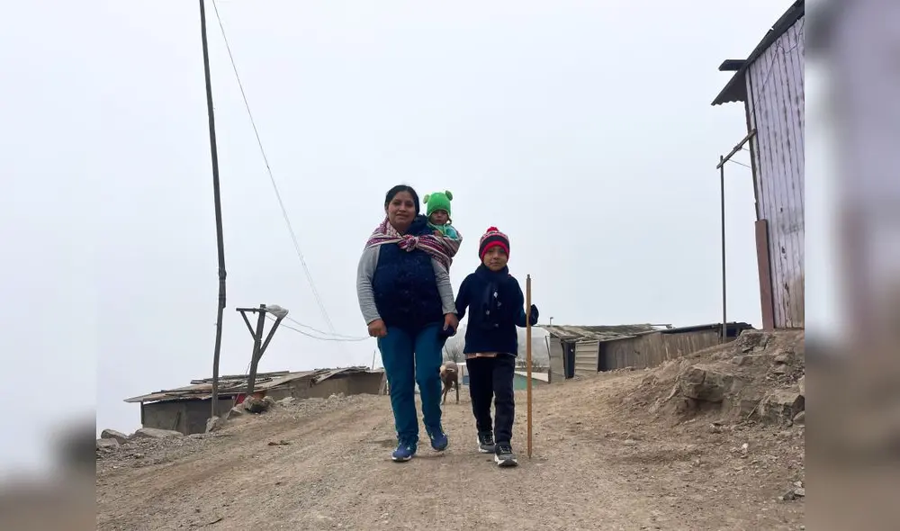 Madre e hijos caminan por las frías calles de Ticlio Chico. Foto: La República. Madre e hijos caminan por las frías calles de Ticlio Chico. Foto: La República.