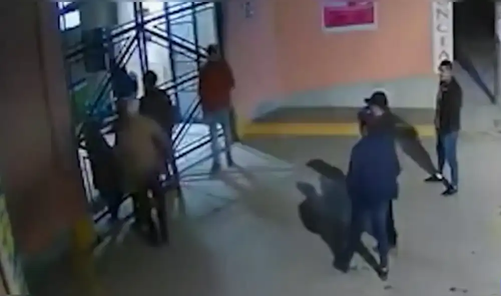 Cuatro hombres se disputaron un cliente afuera de una morgue en Chota, Cajamarca. Foto: Captura/Panamericana Televisión