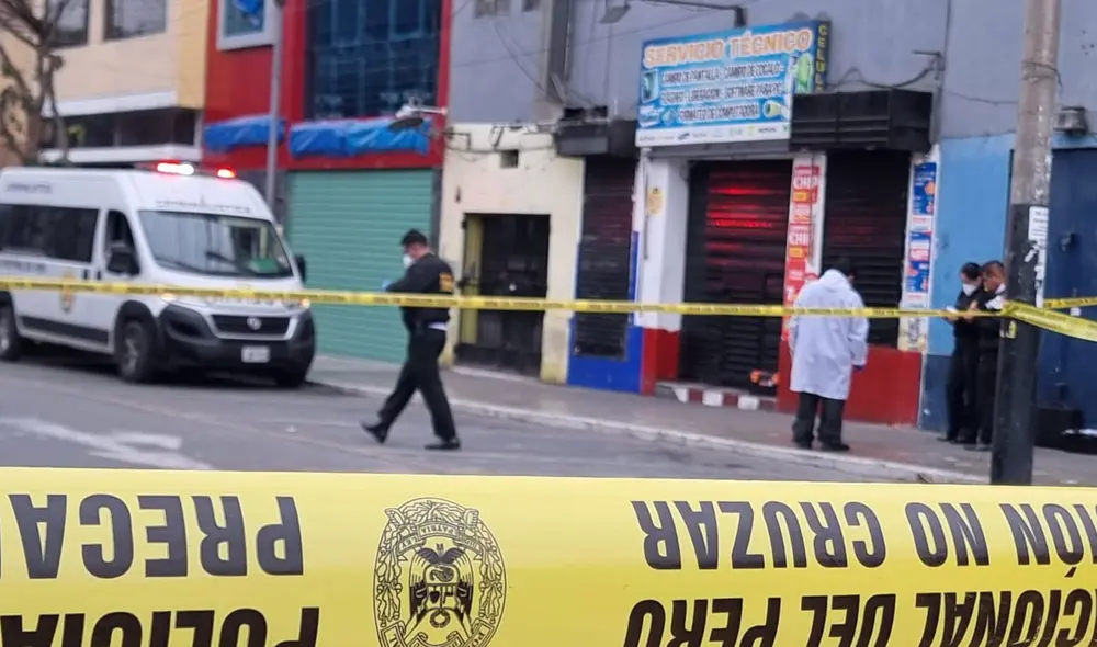 Peritos de criminalística realizan diligencias en Lince tras la balacera. Foto: Rosa Quincho/La República Peritos de criminalística realizan diligencias en Lince tras la balacera. Foto: Rosa Quincho/La República