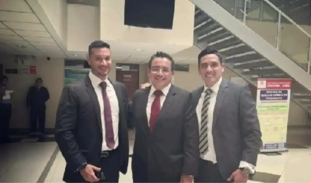 Fotografía donde figura el ministro del Interior junto a abogados de involucrados en caso los Waykis en la sombra. Foto: captura de Canal N