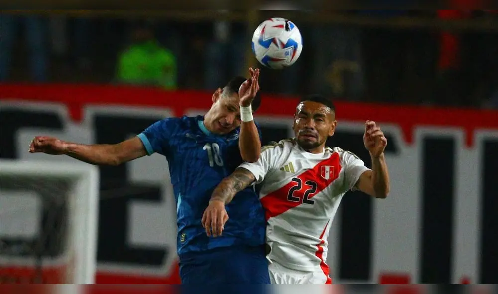 Alexander Callens disputa un balón con Alex Arce. Foto: Luis Jiménez/GLR