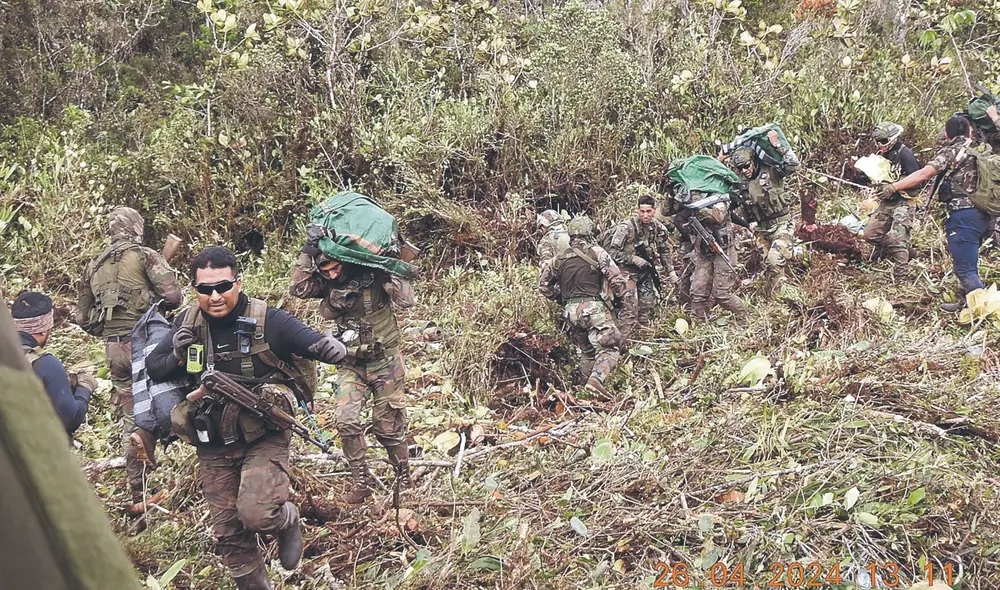 En el monte. Los mochileros recorren largos trechos a pie con 20 o 25 kilos de droga a cuestas. Ellos cobran US$300. Foto: difusión