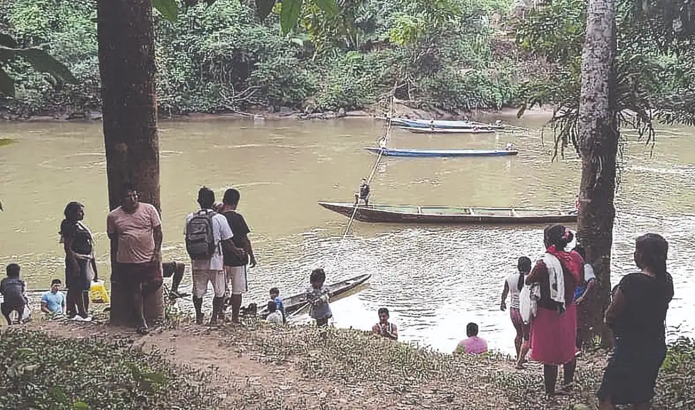 Abandonados. Cansados de la minería ilegal, indígenas han cerrado el paso del río Comaina. Foto: difusión Abandonados. Cansados de la minería ilegal, indígenas han cerrado el paso del río Comaina. Foto: difusión