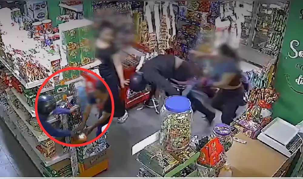 Hombre logró esquivar uno de los impactos de fuego que realizó el delincuente. Foto: Composición LR/Captura América Televisión