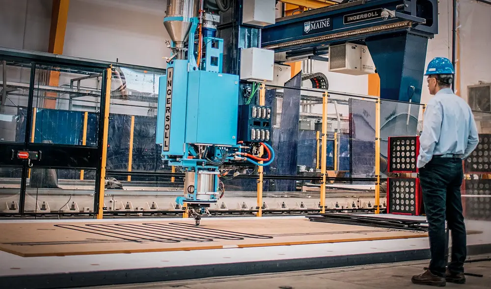 La impresora más grande del mundo es capaz de imprimir estructuras de gran tamaño utilizando materiales sostenibles como residuos de madera y bio-resina. Foto: University of Maine La impresora más grande del mundo es capaz de imprimir estructuras de gran tamaño utilizando materiales sostenibles como residuos de madera y bio-resina. Foto: University of Maine