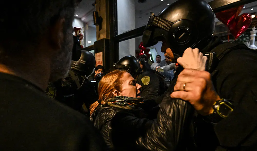 Las autoridades argentinas identificaron diversas armas usadas por los manifestantes, entre ellas: piedras, bombas molotov y una granada. Foto: AFP. Las autoridades argentinas identificaron diversas armas usadas por los manifestantes, entre ellas: piedras, bombas molotov y una granada. Foto: AFP.